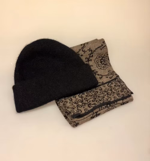 Possum Hue Dobbelt med Opslag - Sort, 100, black, ensfarvet, kulsort, blød, vamset, varm, luksuriøs, kvalitet, ædel, lækker, flot, behagelig, luksus, regulerbar, opslag, ombuk, opbuk, unisex, til herrer, damer, piger, mænd, neutral, klassisk, damehue, hat, strikhue, strikhat, strikket, let, lun, varm, blød, elegant, luksus, flot, klassisk, dobbeltstrikket, smart, luksus, kvalitet, cashmere, cashmir, biti, ribe, sort sol, vadehavet, out door, accessoires, tilbehør, vinter, efterår, new zealand