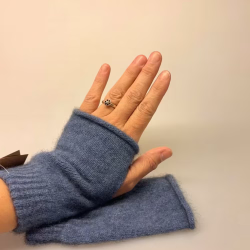 Pulsvarmere i Blød Possum Uld - Dueblå, lyseblå, bahama, 181, denimblå, denim, jeans, gråblå, luksus, elegant, stilig, muffedisser, håndledsvarmere, pulsvarmere, fingerløse, åbne, korte, figre, strik, strikvanter, arbejde, kontor, koldt, fingerfri, mobil, handsker, vanter, possum, angora, lune, bløde, lækre, holde, varmen, gave, gaveide, smarte, lækre, kvalitet, fine, biti, ribe, new zealand,