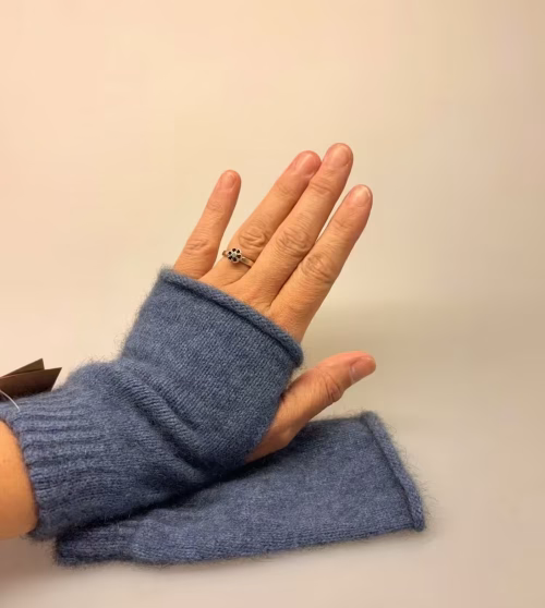 Pulsvarmere i Blød Possum Uld - Dueblå, lyseblå, bahama, 181, denimblå, denim, jeans, gråblå, luksus, elegant, stilig, muffedisser, håndledsvarmere, pulsvarmere, fingerløse, åbne, korte, figre, strik, strikvanter, arbejde, kontor, koldt, fingerfri, mobil, handsker, vanter, possum, angora, lune, bløde, lækre, holde, varmen, gave, gaveide, smarte, lækre, kvalitet, fine, biti, ribe, new zealand,