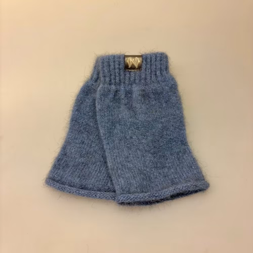 Pulsvarmere i Blød Possum Uld - Dueblå, lyseblå, bahama, 181, denimblå, denim, jeans, gråblå, luksus, elegant, stilig, muffedisser, håndledsvarmere, pulsvarmere, fingerløse, åbne, korte, figre, strik, strikvanter, arbejde, kontor, koldt, fingerfri, mobil, handsker, vanter, possum, angora, lune, bløde, lækre, holde, varmen, gave, gaveide, smarte, lækre, kvalitet, fine, biti, ribe, new zealand,