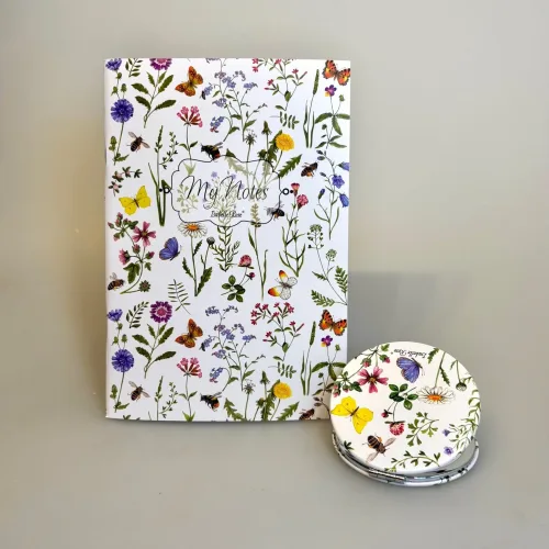 Hæfte A5 med Vilde Blomster Sommerfugle og Bier, Rundt Spejl med Blomster og Sommerfugle, lommespejl, foldespejl, taskespejl, rundt, sødt, makeup, sminke, vain, kosmetik, gave, lille, gaveide, natur, flora, insekter, bio, diversitet, vild med vilje, natur, biologi, feminint, sødt, isabelle rose, biti, ribe, vadehavet, IR MIR 3, meadow