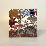 Servietter - Pindsvin Paddehat og Løv, indian summer, efterår, bord, borddækning, efterår, stemning, hyggelig, gyldne, blade, efterårsblade, efterårsløv, pindsvin, pindgris, paddehatte, svampe, jagt, fluesvamp, magi, magisk, stemning, vadehavet, skoven, tema, biti