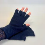 Strikkede Vanter med Åbne Fingre Possum - Navy, marineblå, marine, mørkeblå, midnatsblå, elegante, smarte, varme, bløde, vamsede, lette, lune, fingerfri, fingerløse, mobilvanter, mobilhandsker, strik, stikkede, handsker, vanter, muffedisser, indendørs, kolde fingre, gave, gaveide, praktiske, luksus, luksuriøse, kvalitet, maritime, 112, accessoires, tilbehør, julegave, efterår, biti, ribe, sort sol, vadehavet, lækkert,