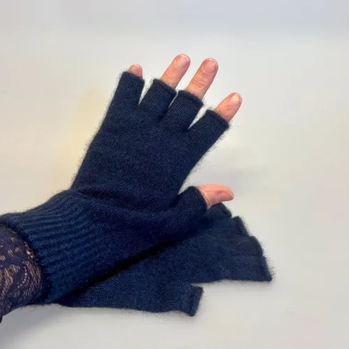 Strikkede Vanter med Åbne Fingre Possum - Navy, marineblå, marine, mørkeblå, midnatsblå, elegante, smarte, varme, bløde, vamsede, lette, lune, fingerfri, fingerløse, mobilvanter, mobilhandsker, strik, stikkede, handsker, vanter, muffedisser, indendørs, kolde fingre, gave, gaveide, praktiske, luksus, luksuriøse, kvalitet, maritime, 112, accessoires, tilbehør, julegave, efterår, biti, ribe, sort sol, vadehavet, lækkert,