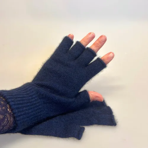 Strikkede Vanter med Åbne Fingre Possum - Navy, marineblå, marine, mørkeblå, midnatsblå, elegante, smarte, varme, bløde, vamsede, lette, lune, fingerfri, fingerløse, mobilvanter, mobilhandsker, strik, stikkede, handsker, vanter, muffedisser, indendørs, kolde fingre, gave, gaveide, praktiske, luksus, luksuriøse, kvalitet, maritime, 112, accessoires, tilbehør, julegave, efterår, biti, ribe, sort sol, vadehavet, lækkert,