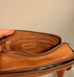 Taske i Skind med To Rum - Vilde Cognac, mellemstor, rummelig, to rum, dobbelt, cross body, cross over, cognac, lysebrun, tan, gylden, flot, harmonisk, anvendelig, hverdag, rejse, fest, pæn, enkel, stilig, stilet, lækker, kvalitet, ægte, dansk, design, skind, læder, kalveskind, skindtaske, lædertaske, firkantet, biti, ribe