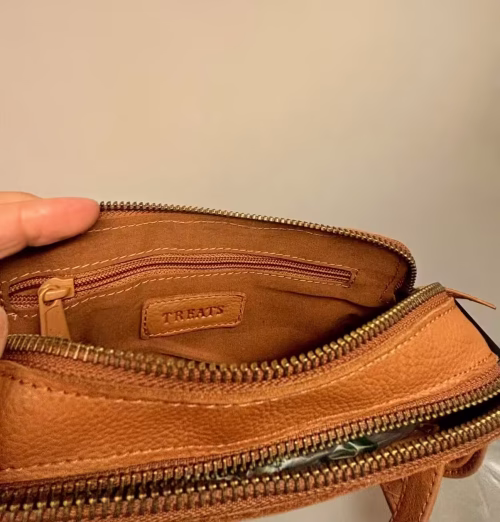 Taske i Skind med To Rum - Vilde Cognac, mellemstor, rummelig, to rum, dobbelt, cross body, cross over, cognac, lysebrun, tan, gylden, flot, harmonisk, anvendelig, hverdag, rejse, fest, pæn, enkel, stilig, stilet, lækker, kvalitet, ægte, dansk, design, skind, læder, kalveskind, skindtaske, lædertaske, firkantet, biti, ribe