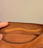 Taske i Skind med To Rum - Vilde Cognac, mellemstor, rummelig, to rum, dobbelt, cross body, cross over, cognac, lysebrun, tan, gylden, flot, harmonisk, anvendelig, hverdag, rejse, fest, pæn, enkel, stilig, stilet, lækker, kvalitet, ægte, dansk, design, skind, læder, kalveskind, skindtaske, lædertaske, firkantet, biti, ribe