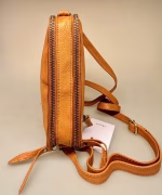 Taske i Skind med To Rum - Vilde Cognac, mellemstor, rummelig, to rum, dobbelt, cross body, cross over, cognac, lysebrun, tan, gylden, flot, harmonisk, anvendelig, hverdag, rejse, fest, pæn, enkel, stilig, stilet, lækker, kvalitet, ægte, dansk, design, skind, læder, kalveskind, skindtaske, lædertaske, firkantet, biti, ribe