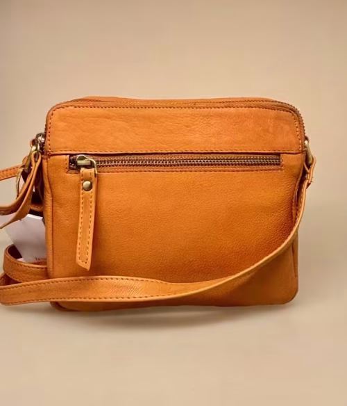 Taske i Skind med To Rum - Vilde Cognac, mellemstor, rummelig, to rum, dobbelt, cross body, cross over, cognac, lysebrun, tan, gylden, flot, harmonisk, anvendelig, hverdag, rejse, fest, pæn, enkel, stilig, stilet, lækker, kvalitet, ægte, dansk, design, skind, læder, kalveskind, skindtaske, lædertaske, firkantet, biti, ribe