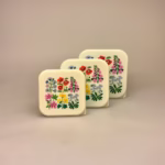 Madkasse sæt/3 bokse - Vilde Blomster, sommerfugle, haven, vilde blomster, blomstereng, snack, snackboks, frokost, frugt, pause, frokostpause, mellemmåltid, gnavegrønt, skole, vuggestue, børnehave, arbejde, job, madpakke, madkasse, udflugt, på tur, skovtur, sødt, bio, insekter, natur, biti, ribe