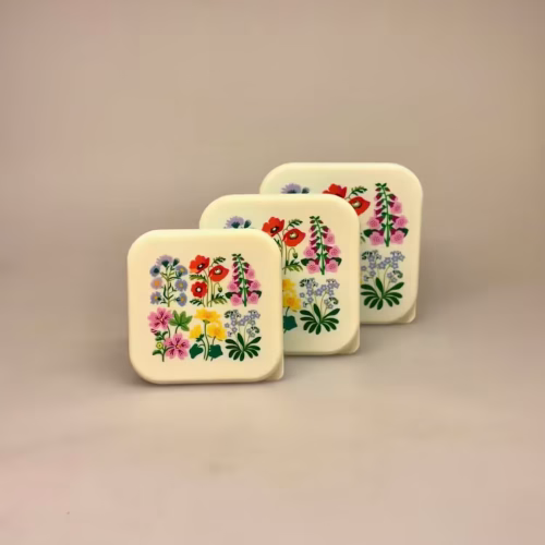 Madkasse sæt/3 bokse - Vilde Blomster, sommerfugle, haven, vilde blomster, blomstereng, snack, snackboks, frokost, frugt, pause, frokostpause, mellemmåltid, gnavegrønt, skole, vuggestue, børnehave, arbejde, job, madpakke, madkasse, udflugt, på tur, skovtur, sødt, bio, insekter, natur, biti, ribe