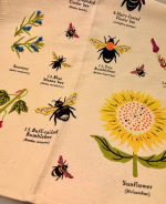 Viskestykke Bomuld med Tryk - Bier og Blomster, rex, london, naturfarvet, bivenlige, planter, Bier, bi, bier, bisværm, biavler, honning, lynghonning, biavl, honningbi, grill, weber, gaveide, kok, madlavning, gaveide, biodiversitet, natur, dansk, danmarks, insekter, biodiversitet, biti, ribe, nationalpark, vadehavet, marsken, madlavning, finere, grill, weber, grillmester,, bage, bagning, den store bagedyst, opvask, flytte hjemmefra, gave