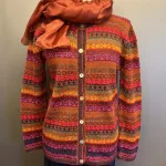 Alpaka Cardigan - Puno Rød Multi, rund hals, brændte, farver, klare, Rød Multi, suri, puno, kulørt, blød, varm, silkeblød, lun, lækker, kvalitet, alpaka, alpaca, alpakka, lama, lamauld, cashmere, eksklusiv, farver, farverig, mønster, mønsterstrik, rød, blå, gul, grøn, multi, håndstrikket, smuk, varme, biti, ribe, peru, regnbue, alle,
