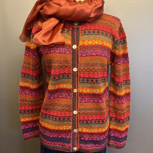 Alpaka Cardigan - Puno Rød Multi, rund hals, brændte, farver, klare, Rød Multi, suri, puno, kulørt, blød, varm, silkeblød, lun, lækker, kvalitet, alpaka, alpaca, alpakka, lama, lamauld, cashmere, eksklusiv, farver, farverig, mønster, mønsterstrik, rød, blå, gul, grøn, multi, håndstrikket, smuk, varme, biti, ribe, peru, regnbue, alle,