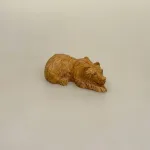 Bjørn - Håndskåret Træ - Liggende Lille, sovende, ligge, bjørneunge, brun bjørn, bamse, ursus, isbjørn, træbjørn, træfigur, trædyr, håndsnittet, dyrefigur, skovens dyr, håndarbejde, håndskåret, træskærearbejde, B-smi, biti, ribe, kunsthåndværk, eksklusivt, særligt, smukt, unika