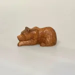 Bjørn - Håndskåret Træ - Liggende Lille, sovende, ligge, bjørneunge, brun bjørn, bamse, ursus, isbjørn, træbjørn, træfigur, trædyr, håndsnittet, dyrefigur, skovens dyr, håndarbejde, håndskåret, træskærearbejde, B-smi, biti, ribe, kunsthåndværk, eksklusivt, særligt, smukt, unika