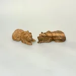 Bjørn - Håndskåret Træ - Liggende Lille, sovende, ligge, bjørneunge, brun bjørn, bamse, ursus, isbjørn, træbjørn, træfigur, trædyr, håndsnittet, dyrefigur, skovens dyr, håndarbejde, håndskåret, træskærearbejde, B-smi, biti, ribe, kunsthåndværk, eksklusivt, særligt, smukt, unika