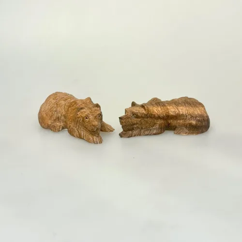 Bjørn - Håndskåret Træ - Liggende Lille, sovende, ligge, bjørneunge, brun bjørn, bamse, ursus, isbjørn, træbjørn, træfigur, trædyr, håndsnittet, dyrefigur, skovens dyr, håndarbejde, håndskåret, træskærearbejde, B-smi, biti, ribe, kunsthåndværk, eksklusivt, særligt, smukt, unika