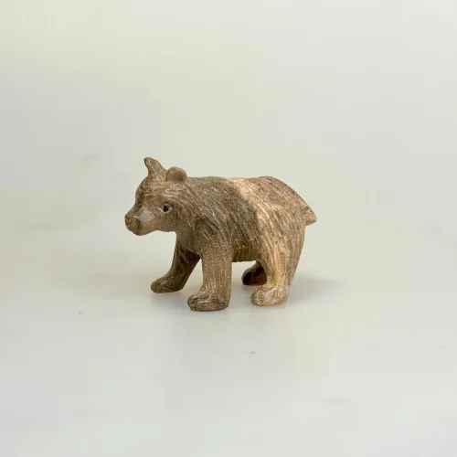 bjørneunge, brun bjørn, bamse, ursus, isbjørn, træbjørn, træfigur, trædyr, håndsnittet, dyrefigur, skovens dyr, håndarbejde, håndskåret, træskærearbejde, biti, ribe, kunsthåndværk, eksklusivt, særligt, smukt, unika