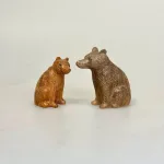 Bjørn - Håndskåret Træ - Siddende Lille, B-S-iS, mini, siddende, siddebjørn, bjørneunge, brun bjørn, bamse, ursus, isbjørn, træbjørn, træfigur, trædyr, håndsnittet, dyrefigur, skovens dyr, håndarbejde, håndskåret, træskærearbejde, biti, ribe, kunsthåndværk, eksklusivt, særligt, smukt, unika