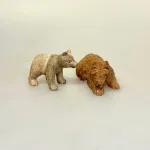 Bjørn - Håndskåret Træ - Siddende Lille, B-S-xs, siddende, siddebjørn, bjørneunge, brun bjørn, bamse, ursus, isbjørn, træbjørn, træfigur, trædyr, håndsnittet, dyrefigur, skovens dyr, håndarbejde, håndskåret, træskærearbejde, biti, ribe, kunsthåndværk, eksklusivt, særligt, smukt, unika