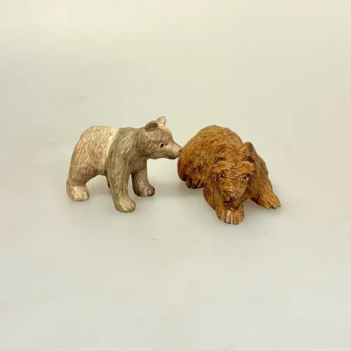 Bjørn - Håndskåret Træ - Siddende Lille, B-S-xs, siddende, siddebjørn, bjørneunge, brun bjørn, bamse, ursus, isbjørn, træbjørn, træfigur, trædyr, håndsnittet, dyrefigur, skovens dyr, håndarbejde, håndskåret, træskærearbejde, biti, ribe, kunsthåndværk, eksklusivt, særligt, smukt, unika