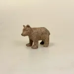 bjørneunge, brun bjørn, bamse, ursus, isbjørn, træbjørn, træfigur, trædyr, håndsnittet, dyrefigur, skovens dyr, håndarbejde, håndskåret, træskærearbejde, biti, ribe, kunsthåndværk, eksklusivt, særligt, smukt, unika