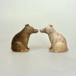 Bjørn - Håndskåret Træ - Siddende Lille, B-S-xs, siddende, siddebjørn, bjørneunge, brun bjørn, bamse, ursus, isbjørn, træbjørn, træfigur, trædyr, håndsnittet, dyrefigur, skovens dyr, håndarbejde, håndskåret, træskærearbejde, biti, ribe, kunsthåndværk, eksklusivt, særligt, smukt, unika