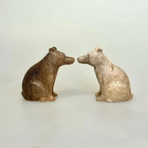 Bjørn - Håndskåret Træ - Siddende Lille, B-S-xs, siddende, siddebjørn, bjørneunge, brun bjørn, bamse, ursus, isbjørn, træbjørn, træfigur, trædyr, håndsnittet, dyrefigur, skovens dyr, håndarbejde, håndskåret, træskærearbejde, biti, ribe, kunsthåndværk, eksklusivt, særligt, smukt, unika