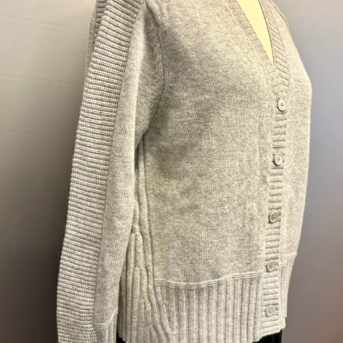 Cardigan Blød Uld med Riller - Lysegrå, senas, grå, smart, sporty, v-udskæring, v-hals, strik, strikjakke, uld, ren, ulden, uldstrik, strikketrøje, fintstrikket, tynd, lun, varm, knapper, strikketeknik, ribstrik, blød, kradser ikke, klædelig, slank, flot, særlig, detaljer, biti, ribe, ensfarvet, anvendelig, tidsløs, klassisk, sporty, elegant, casual, moderne, flatterende, 1176, 25284