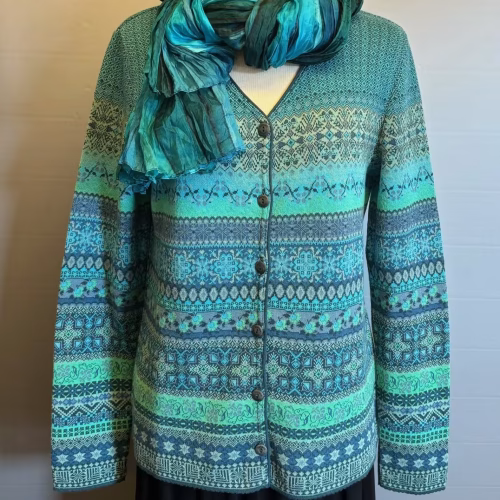 Dunque Fintstrikket Cardigan - Bomuld Blå Grøn, økologisk, bomuldsstrik, cardigan, ren, blød, lækker, bio, bæredygtig, holdbar, super, kvalitet, lækker, tynd, åndbar, natur, havfarver, turkis, blå, grøn, smart, smuk, oleana, eksklusiv, fintstrikket, gave, gaveide, særlig, design, dunque, biti, ribe