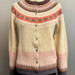 Eribé - Færø Cardigan Beige Rosa Koral, cindy, pudder, beige, sart, lys, yndig, ballerina, ballet, femin, beige, rosa, lyserød, pudderrosa, pudderfarvet, angora, cardigan, til, piger, damer, damestrik, særlig, eksklusiv, moderne, klassisk, elegant, sød, ren, uld, natur, bæredyftig, mode, biti, eribe, ribe, skotsk, skotland, færømønster, fin, cropped, figursyet, strikket, fintstrikket, blød, lun, varm, alpine, strikjakke, striktrøje, knapper