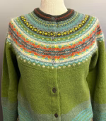 Eribé - Færø Cardigan Grøn, moss, avocado, grøn, færømønster, feminin, smuk, særlig, fintstrikket, angora, mønster, mønsterstrik, skotsk, eribe, ribe, biti, damestrik, dametrøje, striktrøje, knapper, strikjakke, cardigan, alpine,