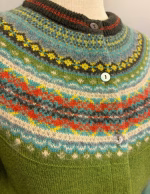 Eribé - Færø Cardigan Grøn, moss, avocado, grøn, færømønster, feminin, smuk, særlig, fintstrikket, angora, mønster, mønsterstrik, skotsk, eribe, ribe, biti, damestrik, dametrøje, striktrøje, knapper, strikjakke, cardigan, alpine,