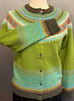 Eribé - Færø Cardigan Grøn, moss, avocado, grøn, færømønster, feminin, smuk, særlig, fintstrikket, angora, mønster, mønsterstrik, skotsk, eribe, ribe, biti, damestrik, dametrøje, striktrøje, knapper, strikjakke, cardigan, alpine,