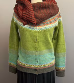 Eribé - Færø Cardigan Grøn, moss, avocado, grøn, færømønster, feminin, smuk, særlig, fintstrikket, angora, mønster, mønsterstrik, skotsk, eribe, ribe, biti, damestrik, dametrøje, striktrøje, knapper, strikjakke, cardigan, alpine,