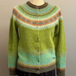 Eribé - Færø Cardigan Grøn, moss, avocado, grøn, færømønster, feminin, smuk, særlig, fintstrikket, angora, mønster, mønsterstrik, skotsk, eribe, ribe, biti, damestrik, dametrøje, striktrøje, knapper, strikjakke, cardigan, alpine,