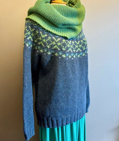 Harley Færø Pullover - Blå Grøn Donegal, færø, færømønster, færøstrik, skotsk, skotland, harley, tyk, vamset, blød, kradser ikke, nister, mønster, chunky, sporty, kvalitet, lækker, flot, damestrik, pullover, rundstrikket, design, nordisk, elegant, blå, biti, ribe, 5024,
