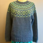 Harley Færø Pullover - Blå Grøn Donegal, færø, færømønster, færøstrik, skotsk, skotland, harley, tyk, vamset, blød, kradser ikke, nister, mønster, chunky, sporty, kvalitet, lækker, flot, damestrik, pullover, rundstrikket, design, nordisk, elegant, blå, biti, ribe, 5024,