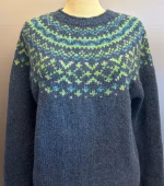 Harley Færø Pullover - Blå Grøn Donegal, færø, færømønster, færøstrik, skotsk, skotland, harley, tyk, vamset, blød, kradser ikke, nister, mønster, chunky, sporty, kvalitet, lækker, flot, damestrik, pullover, rundstrikket, design, nordisk, elegant, blå, biti, ribe, 5024,