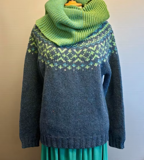 Harley Færø Pullover - Blå Grøn Donegal, færø, færømønster, færøstrik, skotsk, skotland, harley, tyk, vamset, blød, kradser ikke, nister, mønster, chunky, sporty, kvalitet, lækker, flot, damestrik, pullover, rundstrikket, design, nordisk, elegant, blå, biti, ribe, 5024,
