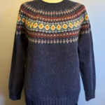 Harley Færø Pullover - Mørkeblå Donegal, jura, donegal, tweed, nister, mønster, færømønster, færøstrik, skotsk, skotland, tyk, varm, bomuld, lun, behagelig, smart, moderne, klassisk, sweater, pullover, strik, trøje, håndstrikket, damestrik, piger, kradser ikke, lækker, kvalitet, flot, biti, ribe,