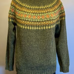 Harley Færø Pullover - Oliven Donegal, harris, tweed, farvenister, spots, spot, sweater, anne venzel, lærke, bakker, efterår, vinter,