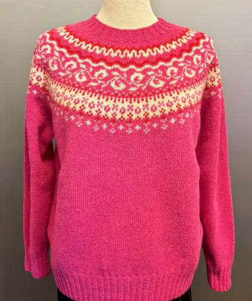 Harley of Scotland - Færø Pullover Pink, carnation, pink, cerise rosa, frisk, rosenrød, feminin, farveglad, farvrig, frisk, sød, flot, skotsk, sporty, smart, lækker, tynd, let, lun, klassisk, opdateret, moderne, pigestrik, damestrik, sweater, trøje, strikket, striktrøje, ulden, uldsweater, uldtrøje, pullover, færømønster, færøstrik, skotsk, harley, biti, ribe, mønster, farver, gave, gaveide, kvalitet,
