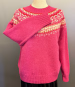 Harley of Scotland - Færø Pullover Pink, carnation, pink, cerise rosa, frisk, rosenrød, feminin, farveglad, farvrig, frisk, sød, flot, skotsk, sporty, smart, lækker, tynd, let, lun, klassisk, opdateret, moderne, pigestrik, damestrik, sweater, trøje, strikket, striktrøje, ulden, uldsweater, uldtrøje, pullover, færømønster, færøstrik, skotsk, harley, biti, ribe, mønster, farver, gave, gaveide, kvalitet,