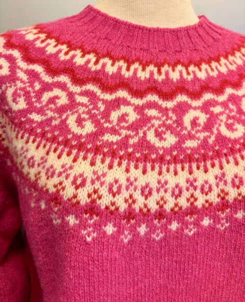 Harley of Scotland - Færø Pullover Pink, carnation, pink, cerise rosa, frisk, rosenrød, feminin, farveglad, farvrig, frisk, sød, flot, skotsk, sporty, smart, lækker, tynd, let, lun, klassisk, opdateret, moderne, pigestrik, damestrik, sweater, trøje, strikket, striktrøje, ulden, uldsweater, uldtrøje, pullover, færømønster, færøstrik, skotsk, harley, biti, ribe, mønster, farver, gave, gaveide, kvalitet,