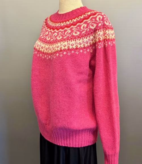 Harley of Scotland - Færø Pullover Pink, carnation, pink, cerise rosa, frisk, rosenrød, feminin, farveglad, farvrig, frisk, sød, flot, skotsk, sporty, smart, lækker, tynd, let, lun, klassisk, opdateret, moderne, pigestrik, damestrik, sweater, trøje, strikket, striktrøje, ulden, uldsweater, uldtrøje, pullover, færømønster, færøstrik, skotsk, harley, biti, ribe, mønster, farver, gave, gaveide, kvalitet,