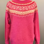 Harley of Scotland - Færø Pullover Pink, carnation, pink, cerise rosa, frisk, rosenrød, feminin, farveglad, farvrig, frisk, sød, flot, skotsk, sporty, smart, lækker, tynd, let, lun, klassisk, opdateret, moderne, pigestrik, damestrik, sweater, trøje, strikket, striktrøje, ulden, uldsweater, uldtrøje, pullover, færømønster, færøstrik, skotsk, harley, biti, ribe, mønster, farver, gave, gaveide, kvalitet,