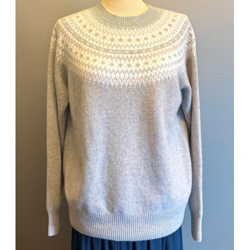 Harley of Scotland - Færø Pullover Super Soft - Cenere, lysegrå, lys, feminin, dæmpet, diskret, tidsløs, klassisk, elegant, smart, eksklusiv, cashmere, superfine, supersoft, blød, smørblød, kradser ikke, sart hud, gave, gaveide, julegave, sweater, tynd, lun, varm, let, klædelig, damestrik, skotsk, striktrøje, striksweater, dametrøje, fintstrikket, biti, harley, skotland,